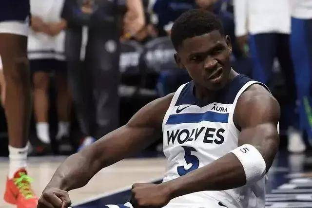 媒体人：文班的威慑力太大了 雷霆外线失准 靠要犯和中投杯水车薪